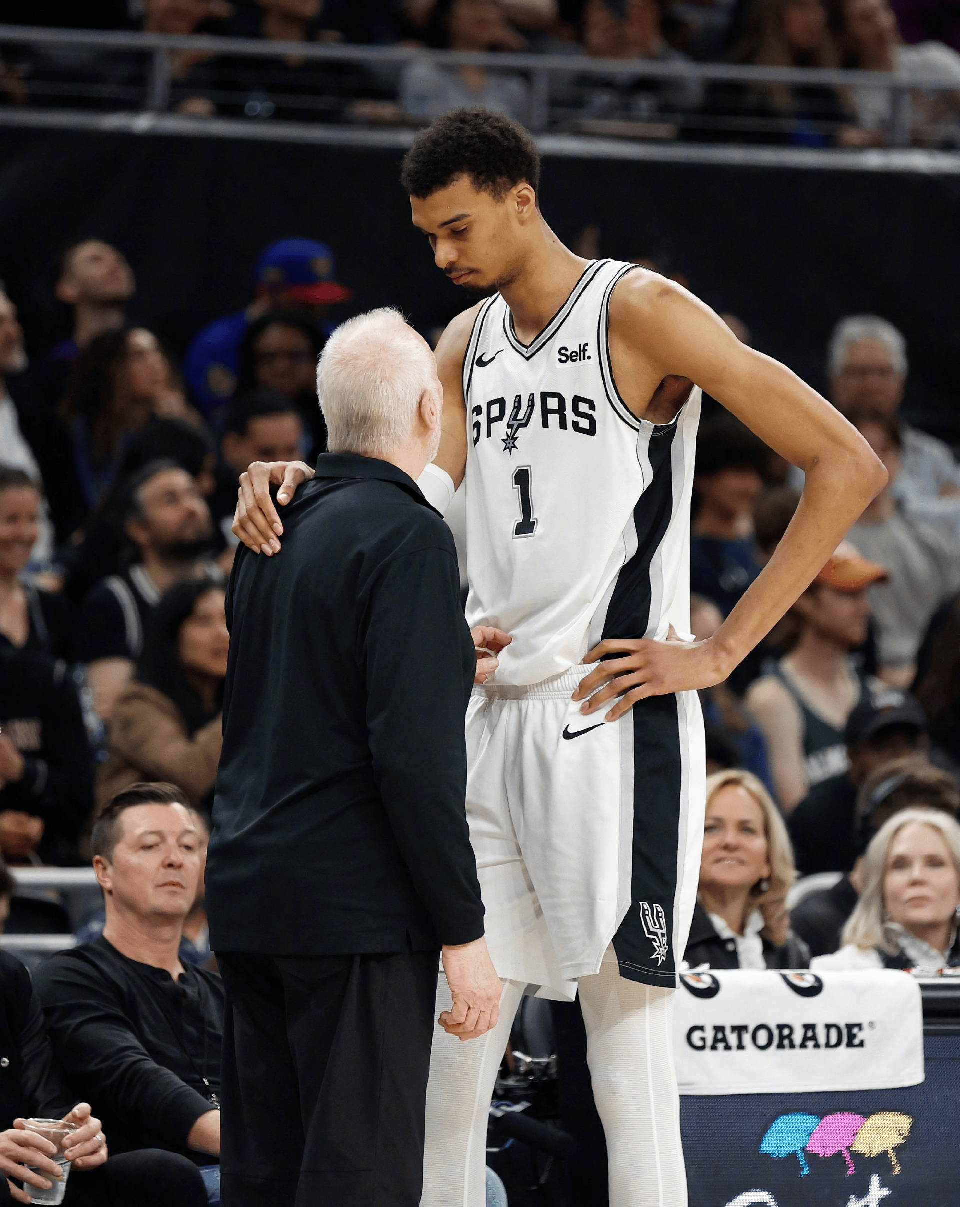 AYX SPORTS-关于圣安东尼奥马刺决赛险胜新疆男篮，布伦森砍下2记关键球，全场沸腾的信息